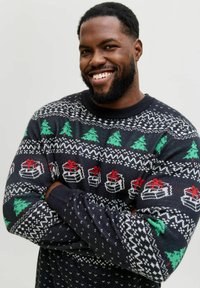 Zwarte gebreide trui met groene kerstbomen en geschenkenpatronen met rode strikken. Ribbelkraag en -manchetten met een winterthema ontwerp.