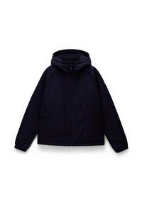 Chaqueta con capucha de color azul marino, con cremallera frontal, bolsillos laterales y detalles de malla en los hombros. Incluye puños elásticos y un corte relajado.