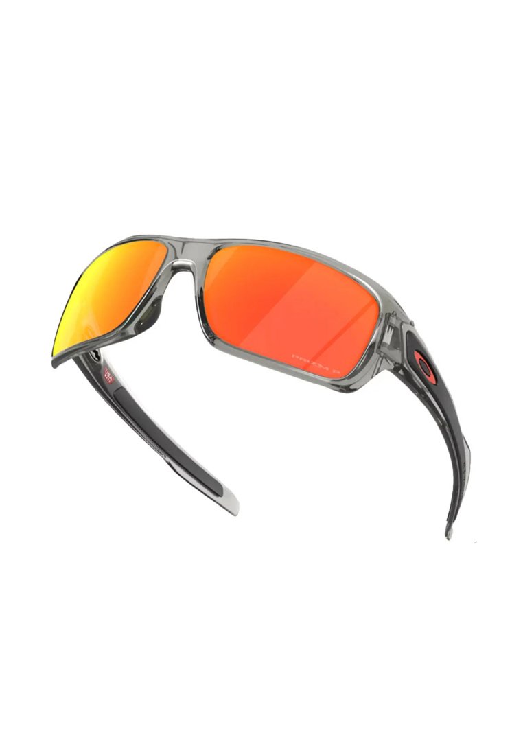 Gafas de sol deportivas con montura translúcida de color gris oscuro y lentes reflectantes de color naranja-rojo inclinadas para mostrar detalles interiores y exteriores.