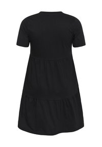 Vestido negro de manga corta con un diseño en capas, que presenta una textura suave y un escote redondeado. Construcción simple y sin adornos.