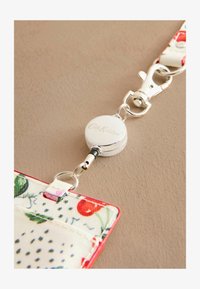 Vybráno, ecru cherries