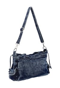 Dunkelblaue Jeans-Schultertasche mit gerafftem oberen Rand, verstellbarem Riemen und metallischen Beschlägen. verfügt über eine Seitentasche und eine glatte Textur.