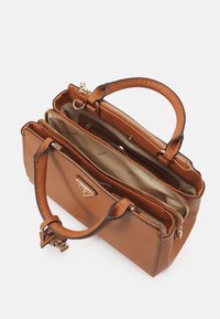 Hnědá strukturovaná kabelka s několika přihrádkami na zip, hladkou texturou, kováním ve zlaté barvě a trojúhelníkovým logem jako ozdobou.