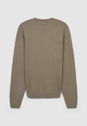 Ciemnooliwkowy sweter z dzianiny, okrągły dekolt, długie rękawy, ściągacze na rękawach i dole, gładka tekstura, prosty design, bez ozdób.