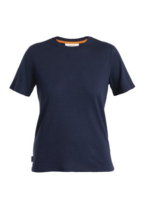 Navyblauwe t-shirt van zacht materiaal, met een ronde halslijn en korte mouwen. De binnenste halslijn heeft een oranje accent.