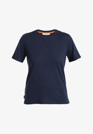 Marinblå t-shirt i mjukt tyg, med rund halsringning och korta ärmar. Den inre halsringningen har en orange detalj.