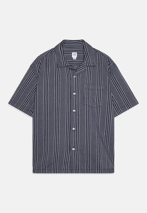 Κουστούμι κοντομάνικο, μπλε ναυτικό με κάθετες μαύρες ρίγες και μια τσέπη στο στήθος μπροστά, απλωμένο επίπεδα σε λευκό φόντο.