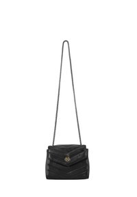Borsa a spalla in pelle nera con motivo a zigzag, hardware dorato e tracolla a catena. Design compatto con chiusura a pattina.