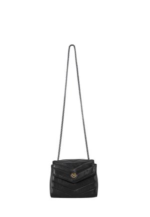 Sac en cuir noir à bandoulière avec un motif en chevron, quincaillerie dorée et une chaîne. Design compact avec un rabat et des coutures visibles.