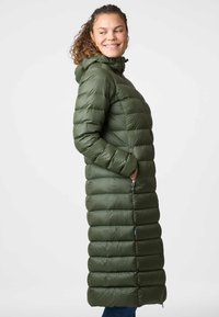 Lång, puffy grön dunjacka med huva, med horisontell quiltning, sidofickor och hel dragkedja. Slätt, lätt material.