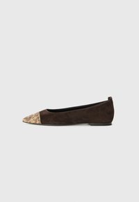 Ballet flat en suède marron avec un bout pointu, présentant une cap en cuir imprimé léopard de couleur tan contrastante et une semelle noire basse.