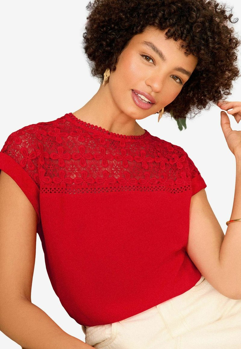 Love & Roses CROCHET YOKE - REGULAR FIT - Palaidinė - red
