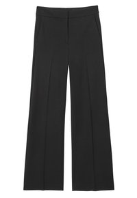 Schwarze weite Hosen mit vorderen Bügelfalten, seitlichen Taschen und einem Bund mit vorderem Verschluss.