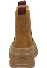 Bruine suede enkelboots met elastische zijpanelen, textuur achterin en rubberen zolen. Ontworpen voor eenvoudig dragen met een stevige constructie.
