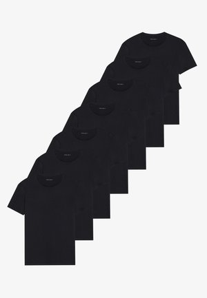 Set aus acht schwarzen Baumwoll-T-Shirts mit kurzen Ärmeln und Rundhalsausschnitten, die ein schlichtes Design und eine weiche Textur aufweisen.