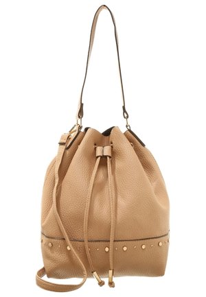 Sac seau en cuir camel avec fermeture par cordon, ornements de clous dorés près de la base et bandoulière réglable.