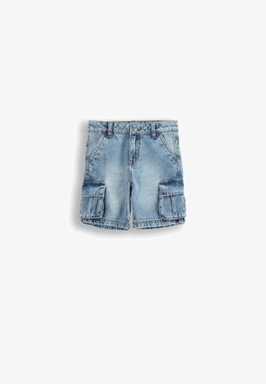 Szorty cargo z denimu w jasnoniebieskim kolorze. Posiadają dwie boczne kieszenie oraz klasyczny pas z zapięciem na guzik. Całość posiada postrzępioną teksturę.