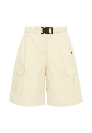 Pantaloncini cargo beige al ginocchio con vita elasticizzata, fibbia nera in plastica e tasche con patta su entrambi i lati.