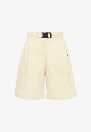 Pantaloncini cargo beige al ginocchio con vita elasticizzata, fibbia nera in plastica e tasche con patta su entrambi i lati.