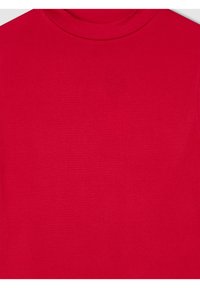 Tessuto rosso brillante a girocollo, con una texture liscia e uniforme e senza motivi o dettagli visibili.