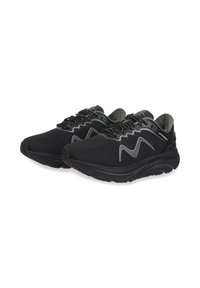 Zapatillas deportivas negras con un upper texturizado, patrón en zigzag y acentos grises. Cuentan con una suela acolchada y un diseño de cordones para mayor soporte.