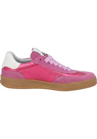 Sneakers in pelle rosa con accenti in suede, caratterizzati da un tallone bianco, lacci piatti e suola in gomma. La vista laterale mette in evidenza le texture contrastanti.