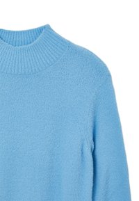Hellblauer Pullover mit einem hohen Rippkragen und einem weichen, strukturierten Strick. Er zeichnet sich durch eine lässige Passform und lange Ärmel aus, die den Komfort betonen.
