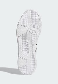 Biela gumen�á podrážka tenisky s rybárskym vzorom, kruhovou protišmykovou plochou a textúrovaným povrchom s brandovaním.