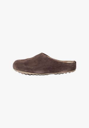 Pantofola in suede marrone con punta arrotondata, dotata di una parte superiore testurizzata e una suola in gomma beige con un motivo ondulato per una migliore aderenza.