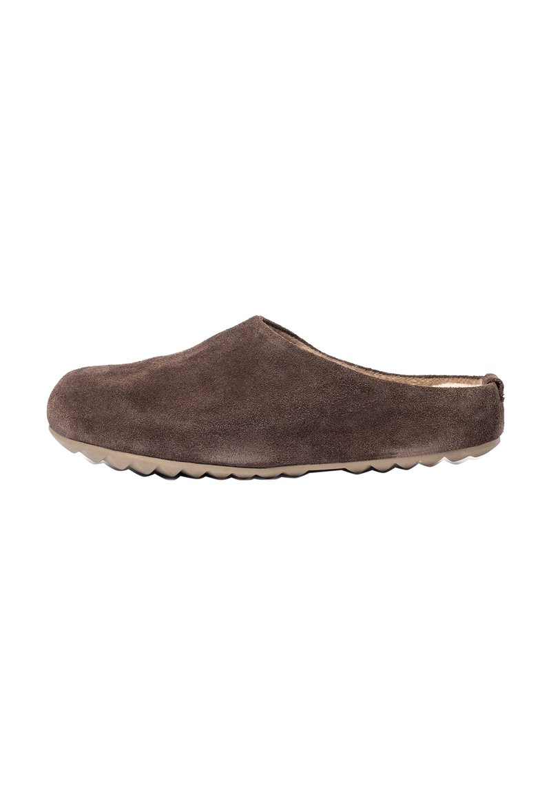Zapatilla de ante marrón tipo slipper sin cordones, con punta redondeada, que presenta un exterior texturizado y una suela de goma beige con un patrón ondulado para mayor adherencia.