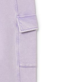 Lila sweatshirt stof met een zachte textuur, met een zijzak met een gevouwen flap en zichtbare stiksels langs de naad.