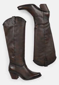 Stivali alti in pelle marrone con finitura testurizzata, punta leggermente appuntita e tacco impilato, caratterizzati da bordi curvi e dettagli di cucitura.