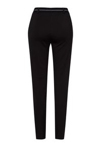 Zwarte op maat gemaakte broek met een slim fit, voorzien van een gladde textuur, riemlussen en een subtiele contrastdetail bij de taille.