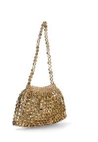Bolso de tono dorado con un diseño de malla hecho de eslabones circulares, con una parte superior fruncida y una correa texturizada para llevar.