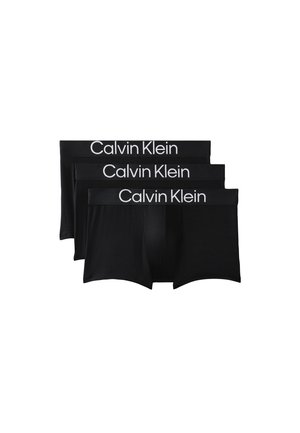 Trzy pary czarnych bokserek Calvin Klein ułożonych jedna na drugiej z białym logo na szerokich gumach w pasie na białym tle.