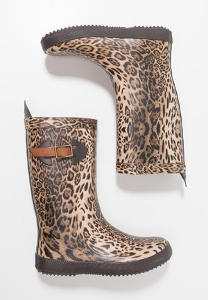Paire de bottes de pluie mi-mollet à motif léopard, semelles noires texturées et détail d’une bride marron avec boucle sur le côté extérieur.