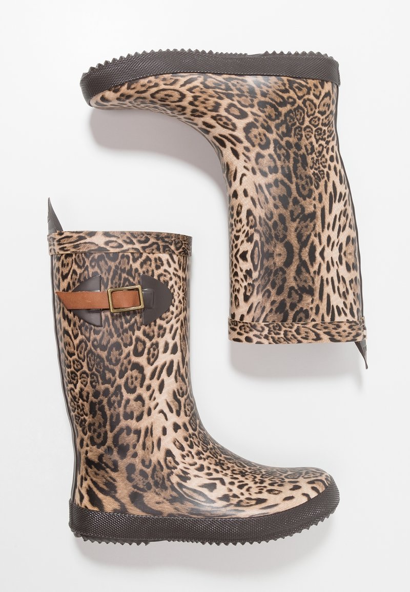Paire de bottes de pluie mi-mollet à motif léopard, semelles noires texturées et détail d’une bride marron avec boucle sur le côté extérieur.