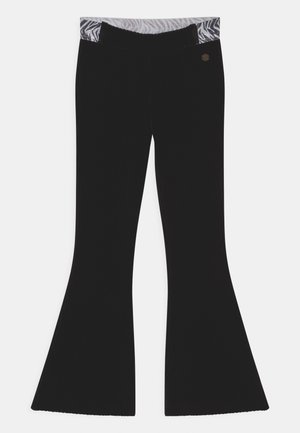 Czarne spodnie dzwony o prążkowanej fakturze, z szerokim szarym pasem w paski zebry.