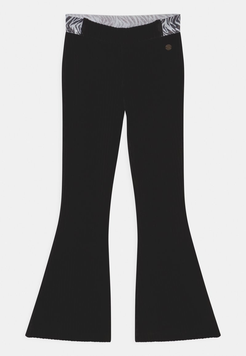 Pantalon noir évasé avec texture côtelée et une large ceinture grise ornée d'un motif zébré.