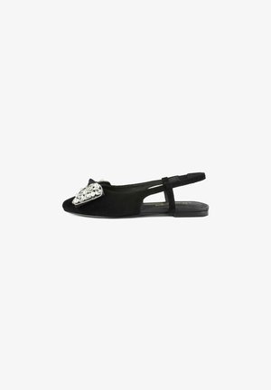Schwarzer Wildleder Slingback-Schuh mit spitzem Zehenbereich und einer dekorativen silberfarbenen Schnalle, die verschiedene klare Steine enthält. Flache Sohle.