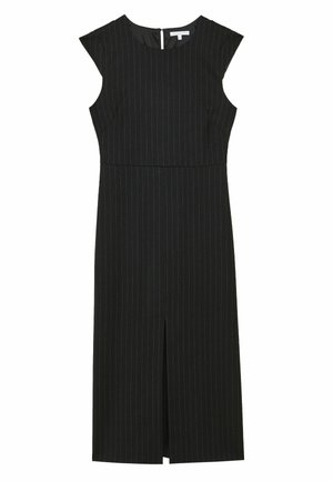 Czarna sukienka midi bez rękawów z cienkimi pionowymi białymi prążkami i rozcięciem z przodu poniżej kolana.