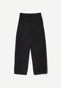 Pantaloni negri din denim, cu croială largă, talie înaltă, având două buzunare la spate și o croială dreaptă. Materialul are o finisare moale și texturată.