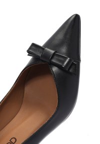 Black pointed-toe shoe made of leather, featuring a bow detail on the front and a smooth inner lining in a tan color.
