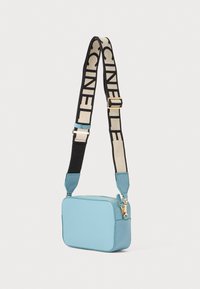 Geantă rectangulară de culoare albastru deschis din piele, cu un fermoar auriu, având o curea împletită neagră și crem cu accente de logo.