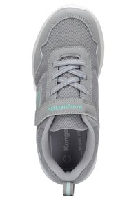 Grauer Sportschuh aus Mesh-Material mit gepolstertem Kragen, Schnürverschluss und Klettverschluss. Mit einem Logo in Türkis.