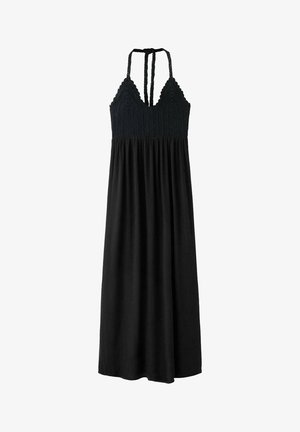 Vestido maxi negro sin mangas con top halter de crochet y tirantes finos que se atan en la espalda.