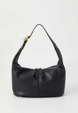 Svart lærveske med teksturert overflate, buet form, glidelås på toppen og gullfarget hardwaredetalj på stroppen.