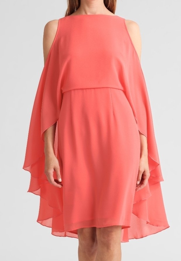 Robe corail avec un design épaules dénudées, des manches cape fluides et une texture lisse, présentant un corsage ajusté et une jupe superposée.