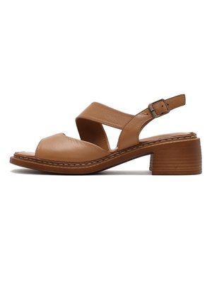 Sandalia abierta de cuero marrón con tacón bajo de bloque, tiras anchas cruzadas y hebilla ajustable en el tobillo.