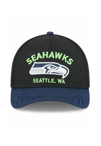 Schwarze Baseballkappe mit grünem "SEAHAWKS"-Logo und dem Text "SEATTLE, WA". Verfügt über einen dunkelblauen Schirm mit eingeprägten Blattmustern.